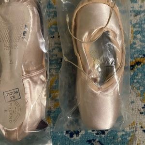 Pointe shoes 4 no x maker triangle freed of London